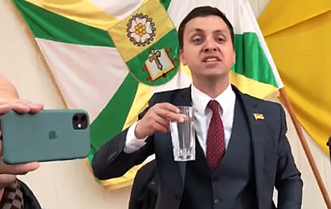 Прыгал по столам и обливался водой: "слуга народа" отжег в Мелитополе (видео)